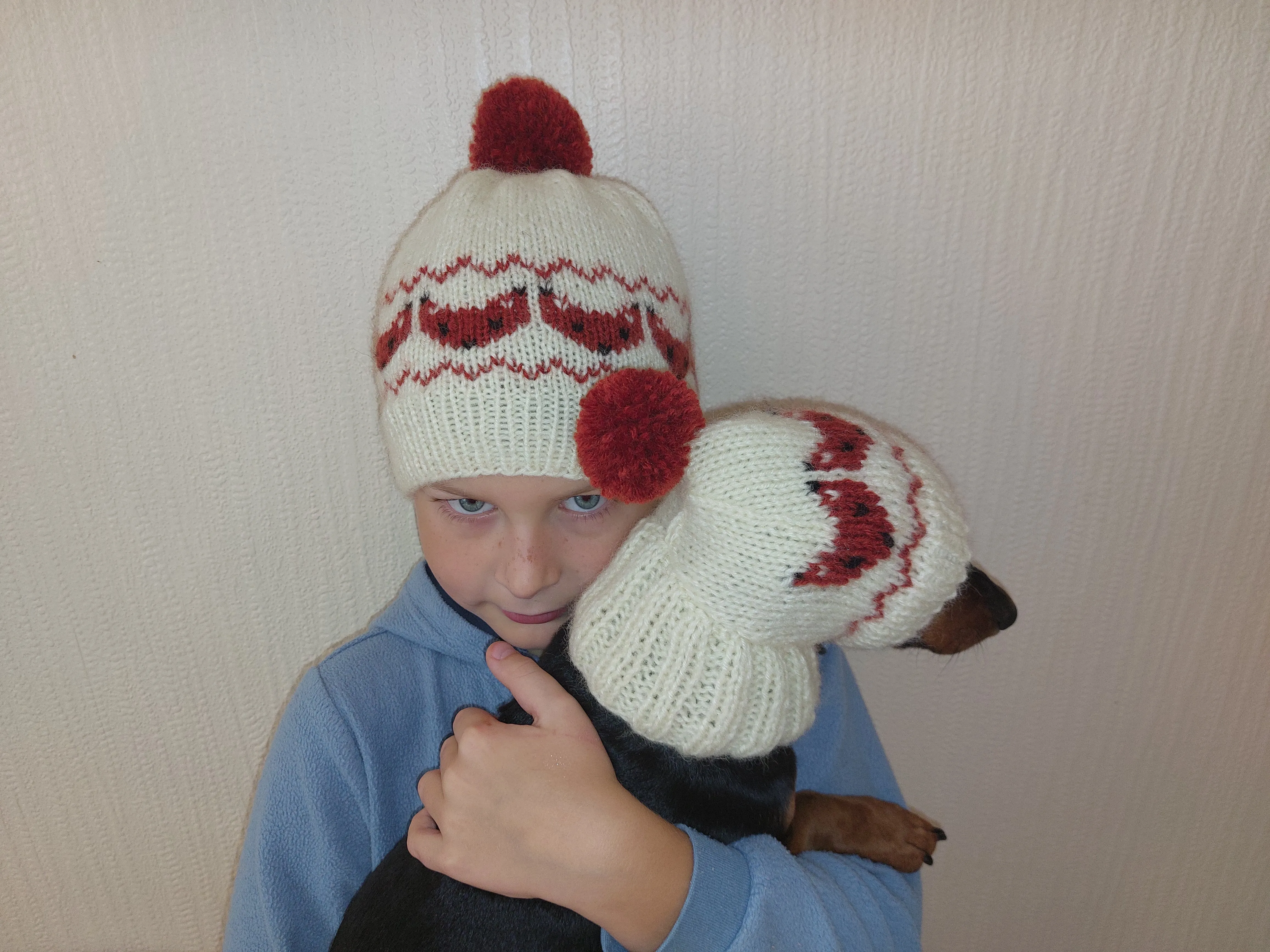 Christmas chanterelles in a set of hats for mom and dog, a set of hats with a fox for the hostess and a pet